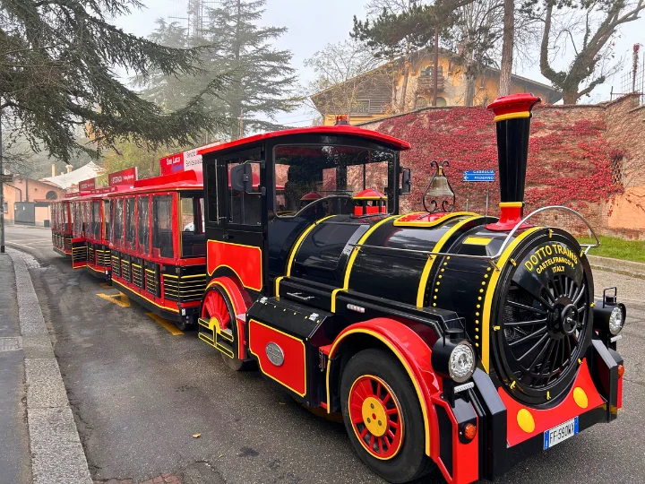 Tren turístico San Luca pasando por el Santuario de San Luca, Bolonia