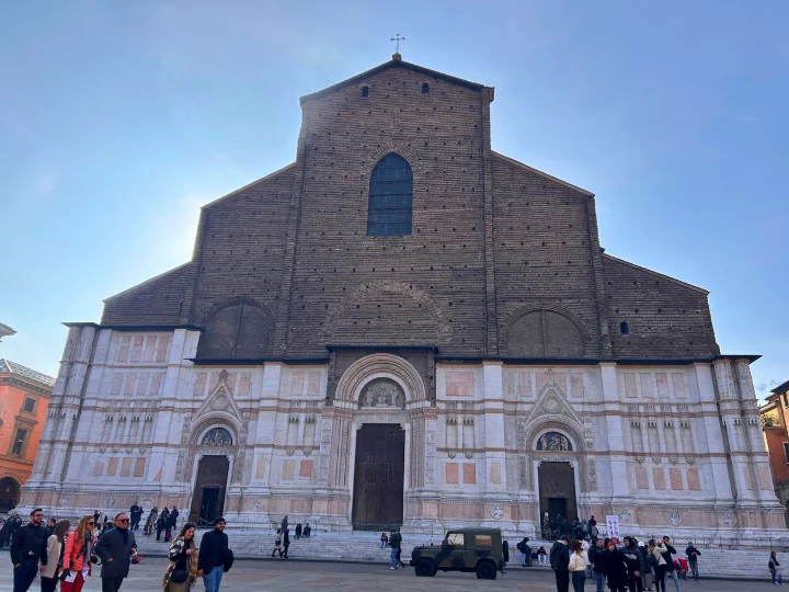 Basílica de San Petronio, Bolonia, con detalles arquitectónicos