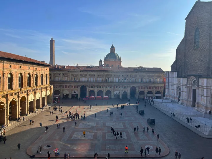 Plaza Mayor de Bolonia con niños corriendo