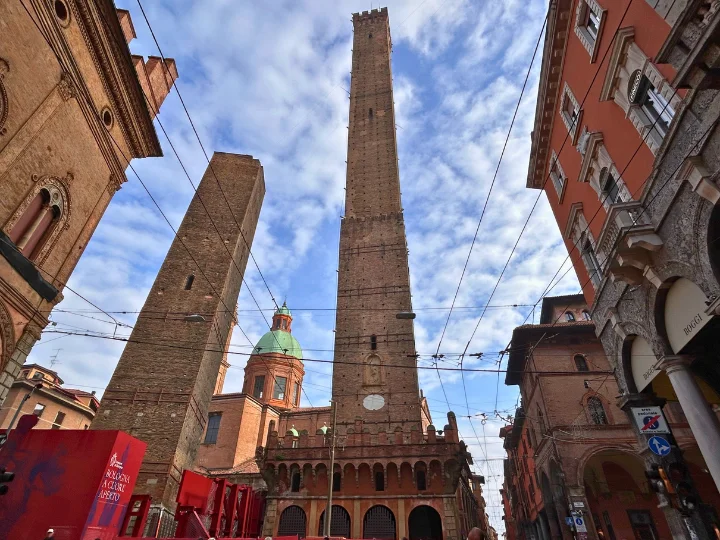 Torres Asinelli y Garisenda, iconos de Bolonia, vistas desde la calle